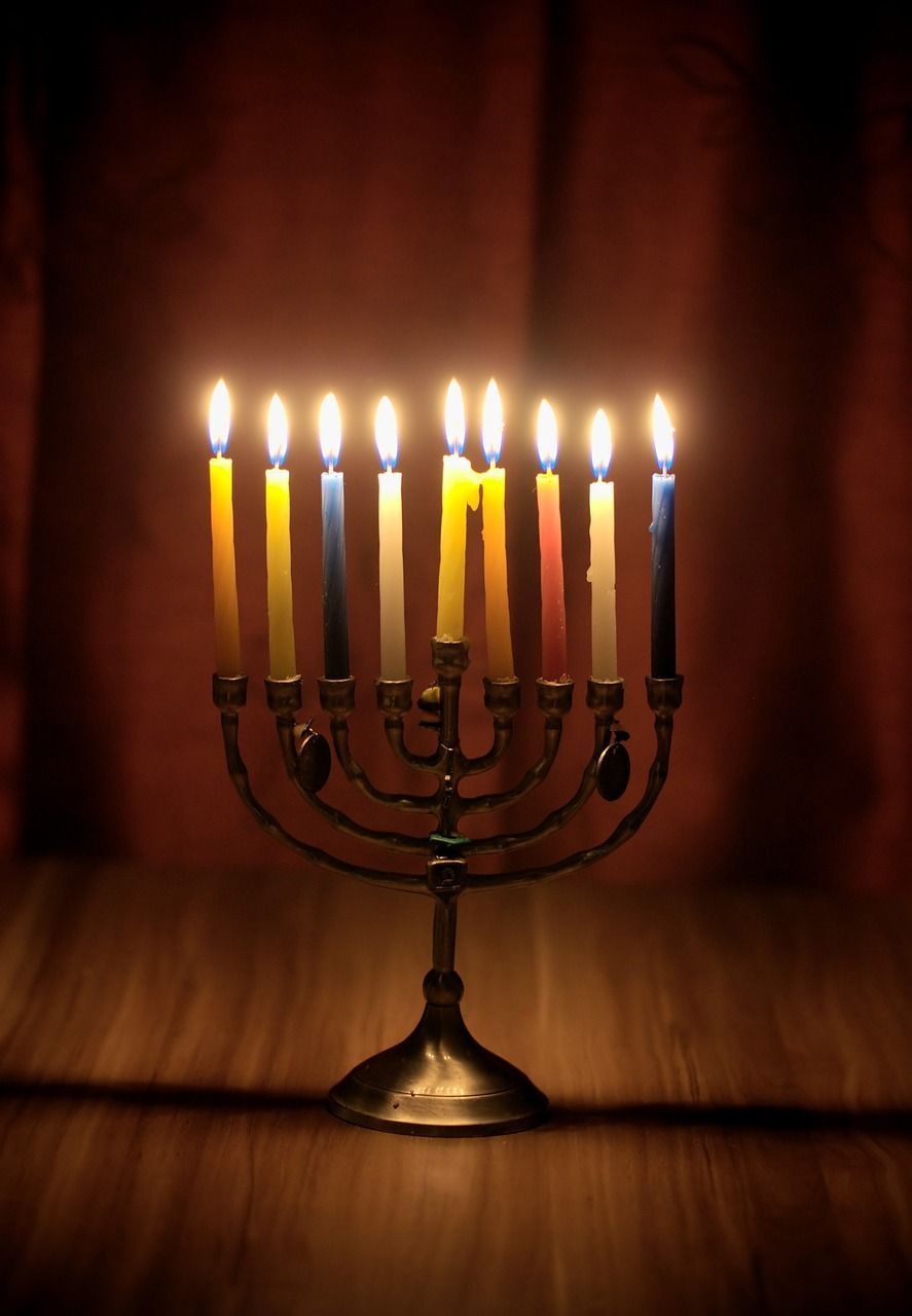 Principal símbolo do Hanukkah é o candelabro de nove pontas (com a ponta do meio mais elevada que as outras) chamado de hanukkiah (ou chanukiá). / Pixabay