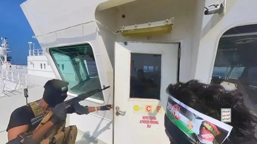 Imagem congelada de um vídeo mostra a tomada do Galaxy Leader Cargo pelos combatentes Houthi do Iêmen na costa do Mar Vermelho, perto de Hudaydah, em novembro / Houthi Movement