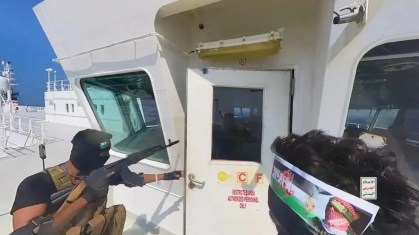Imagem capturada de um vídeo mostra a tomada do Galaxy Leader Cargo pelos combatentes Houthi do Iêmen na costa do Mar Vermelho, perto de Hudaydah, em novembro