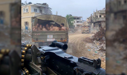 Imagens de Gaza que circularam nas redes sociais na quinta-feira (7) mostram militares israelenses prendendo dezenas de palestinos e os deixando apenas de roupas íntimas em caminhões