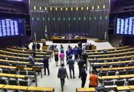Por três votos, Câmara rejeita urgência de projeto que derruba decreto de Lula que restringe acesso de civis a armas