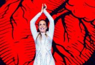 Famosos cantam hit 