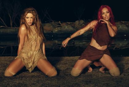 Cantoras Shakira (esquerda) e Karol G (direita) no clipe da música "TQG"