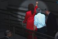 Posse na Argentina: Cristina Kirchner mostra dedo do meio para apoiadores de Milei