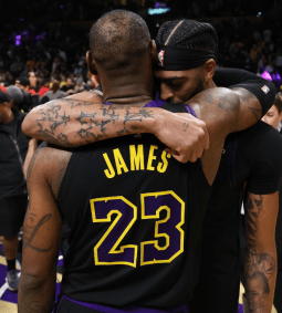 Lebron James e Anthony Davis foram os destaques contra o Suns