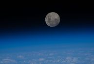 ISS divulga foto da última lua cheia do ano vista do espaço