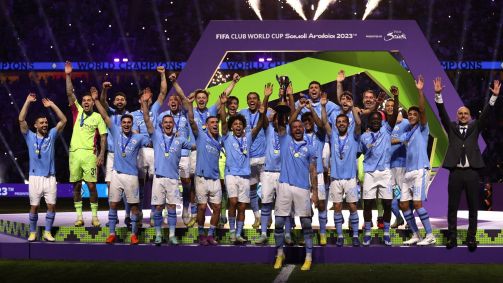 Capitão Walker levanta o troféu do Mundial de Clubes do Manchester City