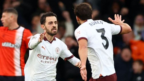 Bernardo Silva comemora o gol de empate contra o Luton Town
