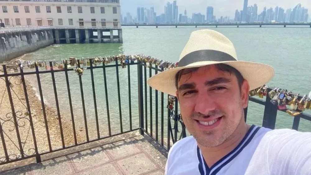 Marcelo Adnet posa com camisa do Botafogo