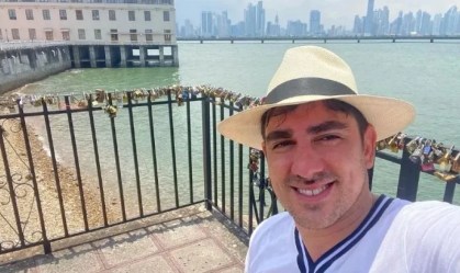 Marcelo Adnet posa com camisa do Botafogo