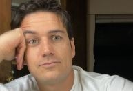 Recém-casado, Marco Pigossi aparece de aliança em novas fotos