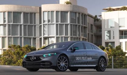 Mercedes adiciona uma nova cor de luz: azul para direção autônoma nos carros