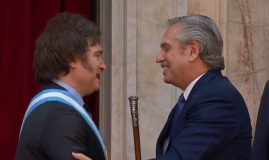 Alberto Fernández passa a faixa presidencial a Javier Milei, novo presidente da Argentina