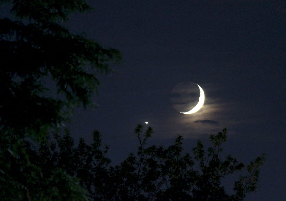 Lua crescente é vista ao lado de Vênus no horizonte