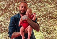 Neymar presenteia filha Mavie com mini Lamborghini