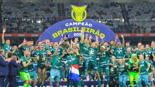 Jogadores do Palmeiras levantam a taça do Brasileirão 2023