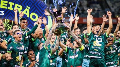 Palmeiras ergue a taça de campeão brasileiro de 2023