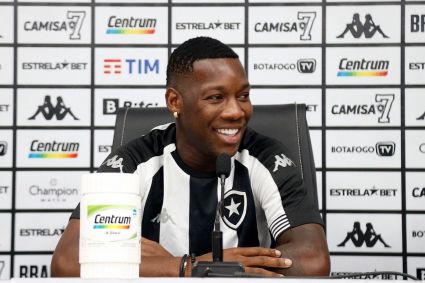 Patrick de Paula na sua apresentação pelo Botafogo