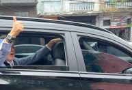 Paul McCartney é visto nas ruas de SP antes de show; veja reação dos fãs