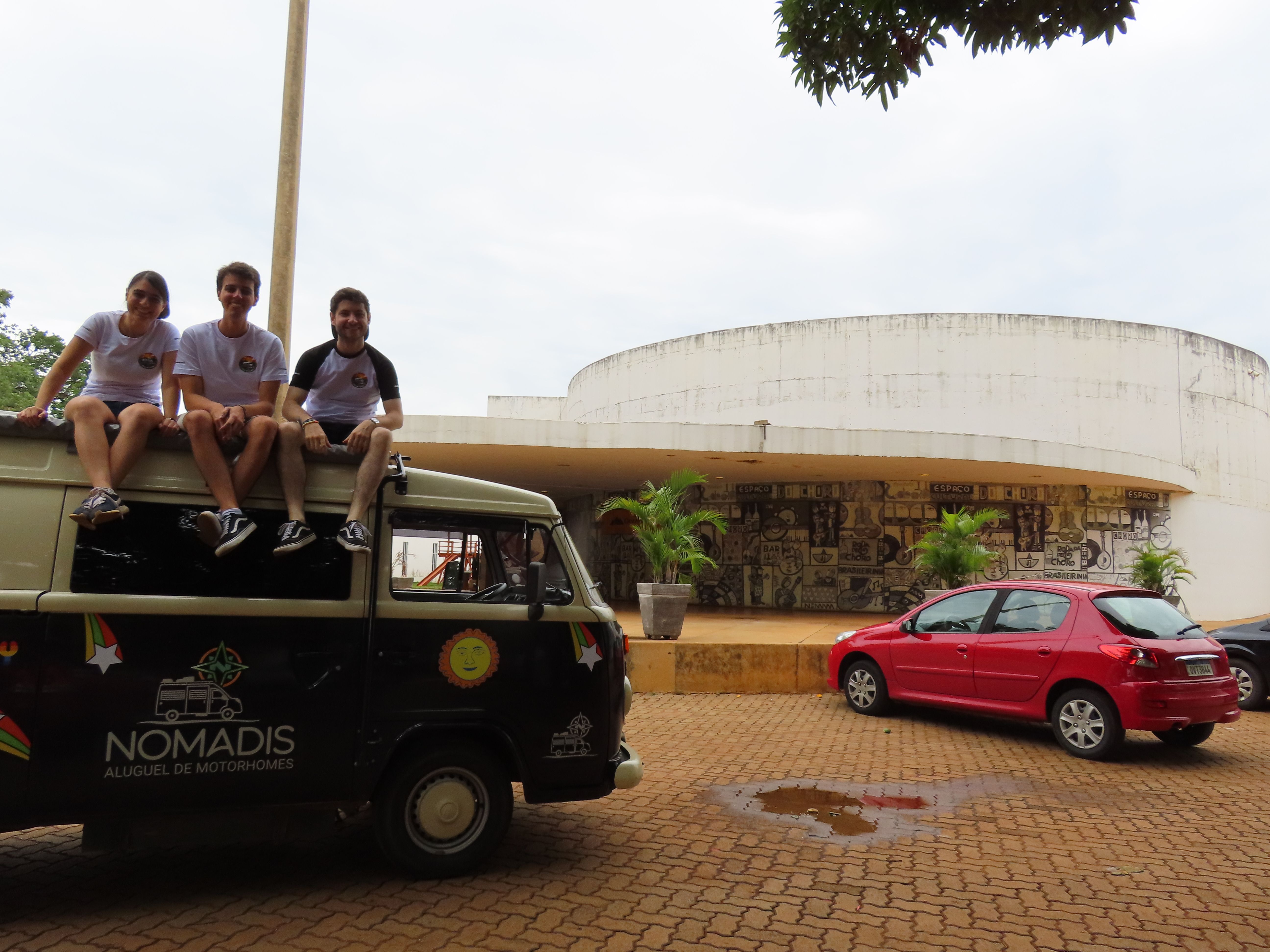 Giullia, Gustavo e Heitor do lado de fora do Clube do Choro, em Brasília / Arquivo Pessoal