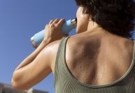 Como proteger a pele de queimaduras do sol? Veja dicas para evitar danos