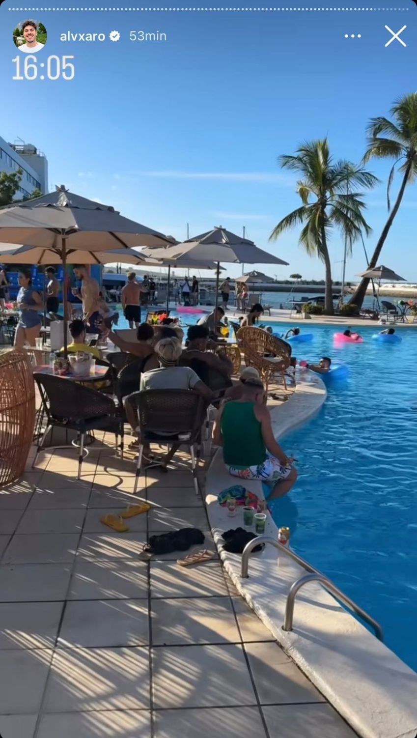 Influenciador Alvaro compartilha festa na piscina durante Farofa da Gkay / Reprodução/Instagram