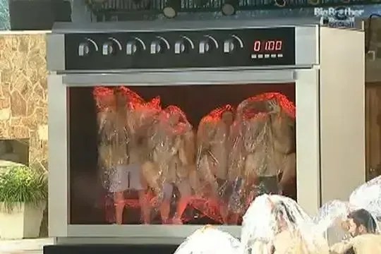 Dressed in roast chicken costumes, the BBB11 participants had to face one of the most remembered tests in the program's history / Reproduction/Globo