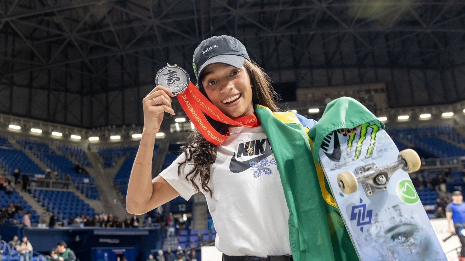 Rayssa Leal com a medalha de prata do Mundial de skate street