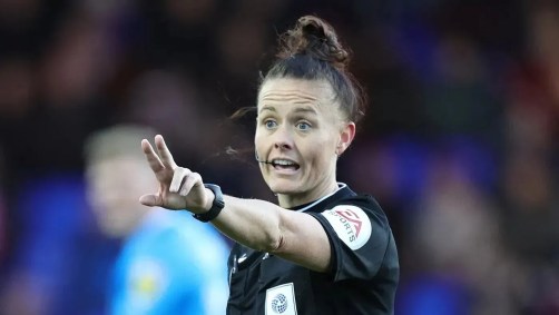 A árbitra Rebecca Walsh durante partida da segunda divisão inglesa