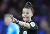Árbitra faz história como primeira mulher a apitar na Premier League