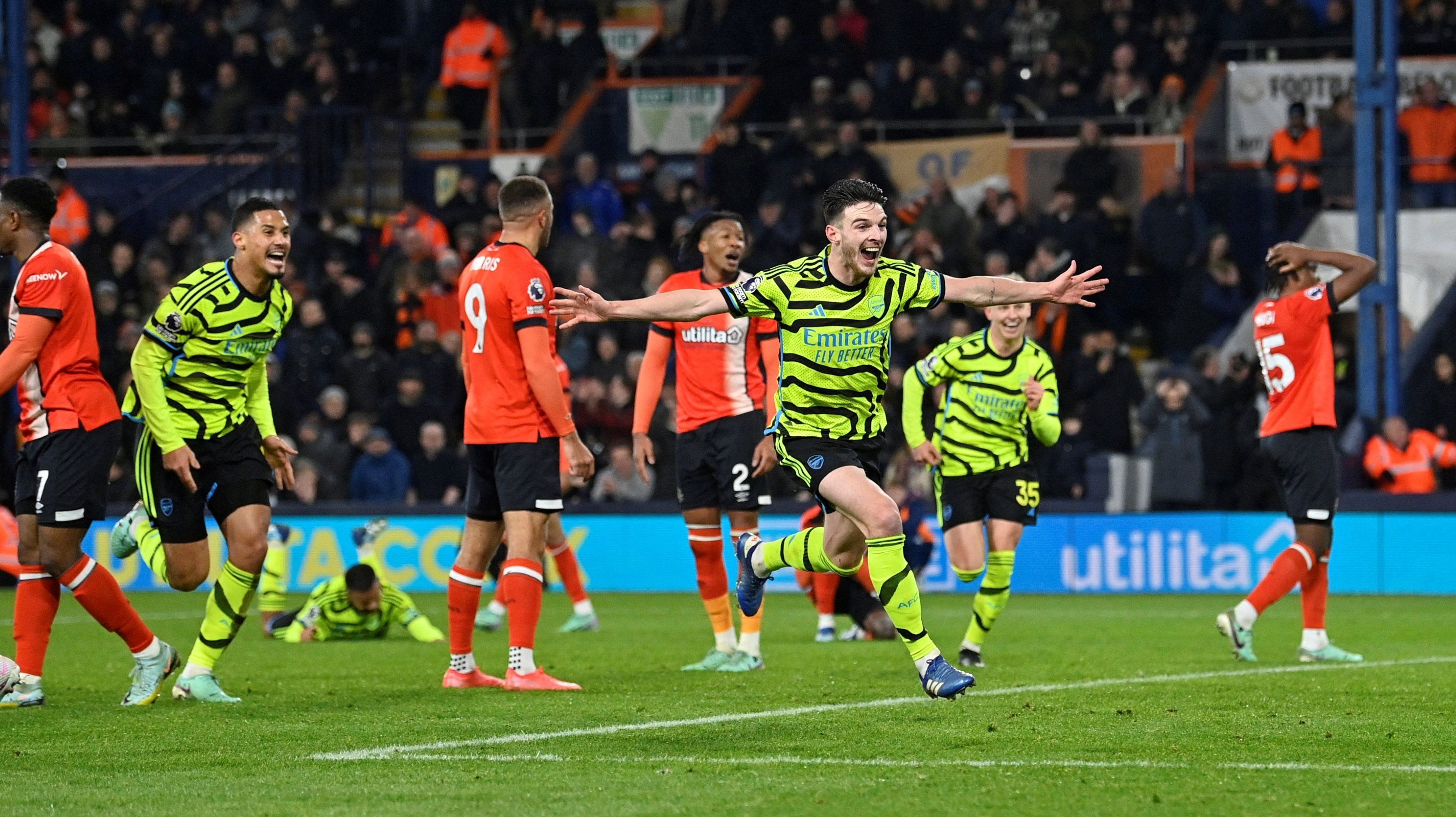 Declan Rice comemora o gol do Arsenal no último lance para garantir a vitória sobre o Luton Town