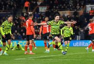 Arsenal vence com gol no último lance para seguir líder da Premier League