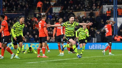 Declan Rice comemora o gol do Arsenal no último lance para garantir a vitória sobre o Luton Town