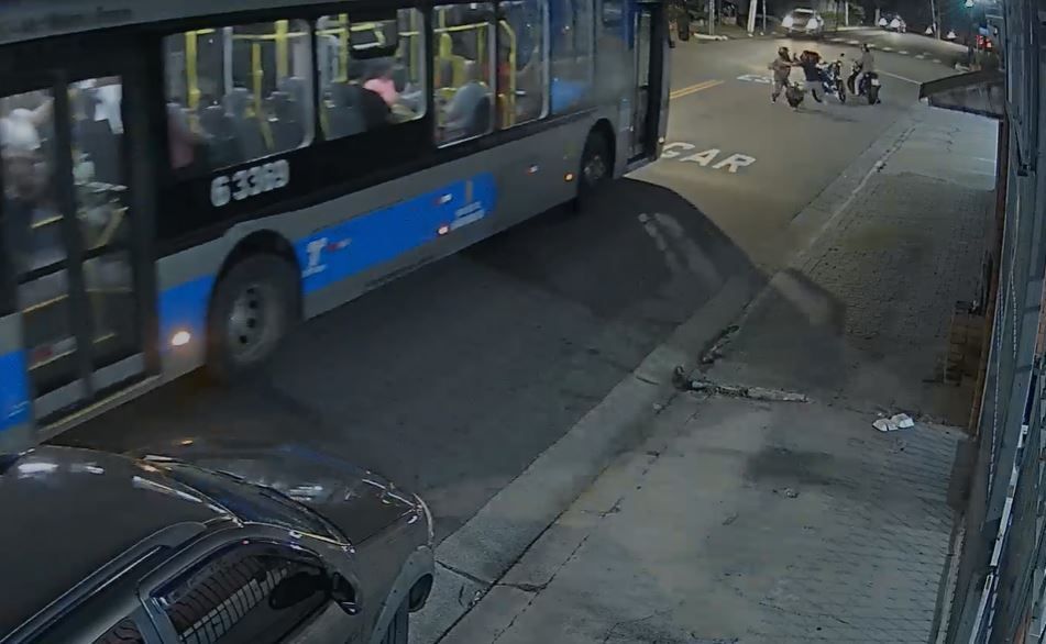 Tentativa de roubo a moto termina com vítima baleada