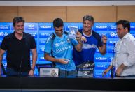 Renato entrega DVD para Suárez em despedida: “Assista nas férias”