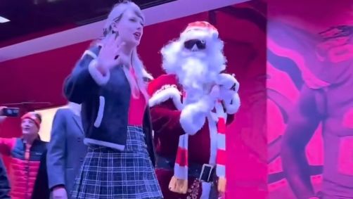 Taylor Swift e "Papai Noel" chegam para jogo do Kansas City Chiefs pela NFL