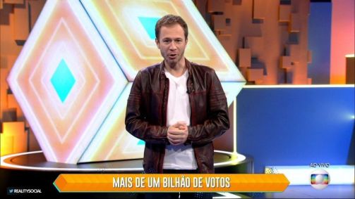 Tiago Leifert anunciando o recorde de votação no BBB20