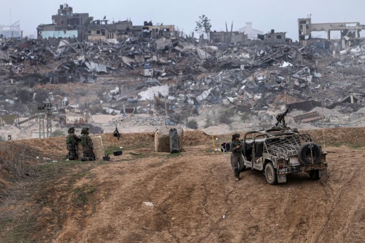 Veículos e soldados do exército israelense são vistos perto da fronteira com Gaza, no sul de Israel, no sábado, 23 de dezembro • Tsafrir Abayov/AP