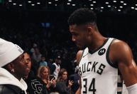 Vídeo: Vini Jr ganha camisa e tênis de estrela da NBA