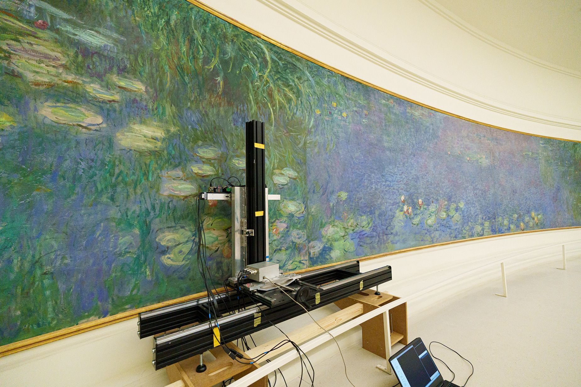 A empresa austríaca passou uma semana examinando os murais "Nenúfares" de Claude Monet no Musée de l'Orangerie, em Paris / Aurelien Gendron/Lito Masters
