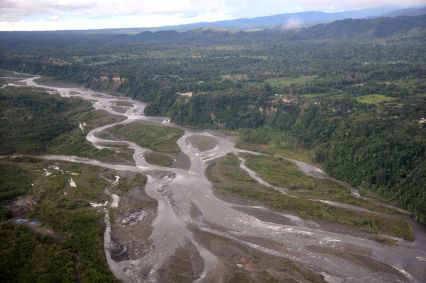Rio Upano cercado por altas falésias de 70 a 100 metros de altura, Equador.