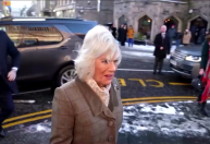 Rainha Camilla diz que rei Charles está 