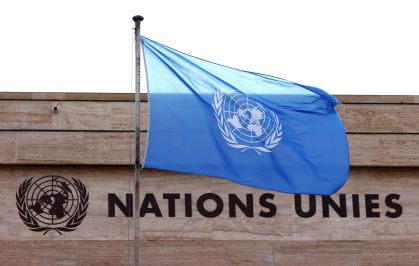Bandeira da ONU hasteada durante evento do Conselho dos Direitos Humanos na sede da organização em Geneva, Suíça.