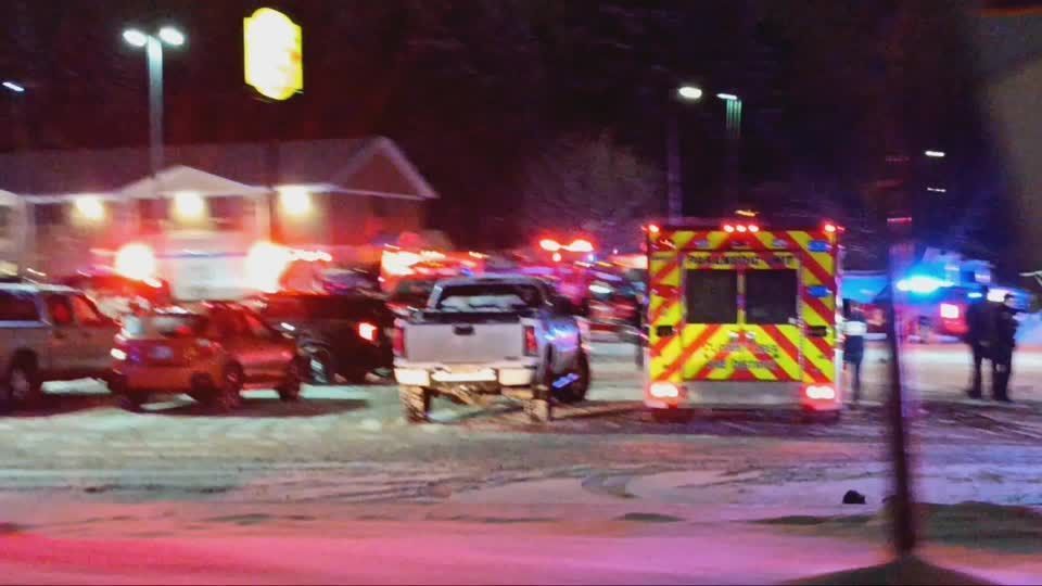 Veículos policiais na estrada perto do local onde um tiroteio deixou mortos em Minnesota, nos EUA, no dia 8 de janeiro