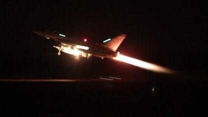 Reino Unido divulga imagens que mostram aeronaves atingindo alvos Houthi no Iêmen