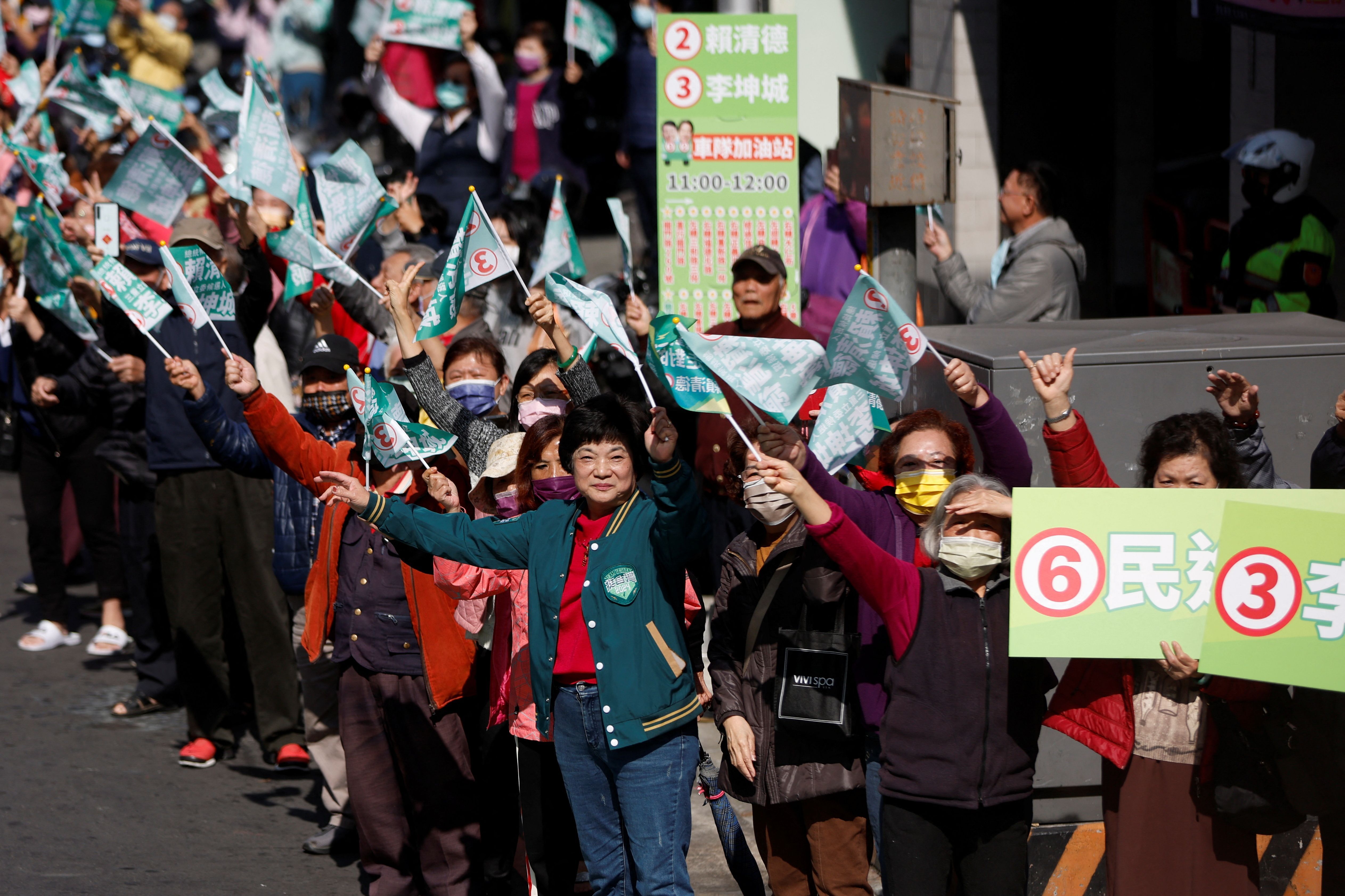 Apoiadores do Partido Democrático Progessista de Taiwan durante comício eleitoral em Nova Taipé