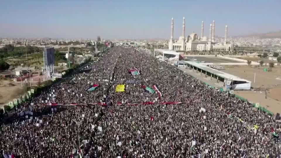 Drone mostra protesto massivo no Iêmen após ataques EUA-Reino Unido contra alvos Houthi