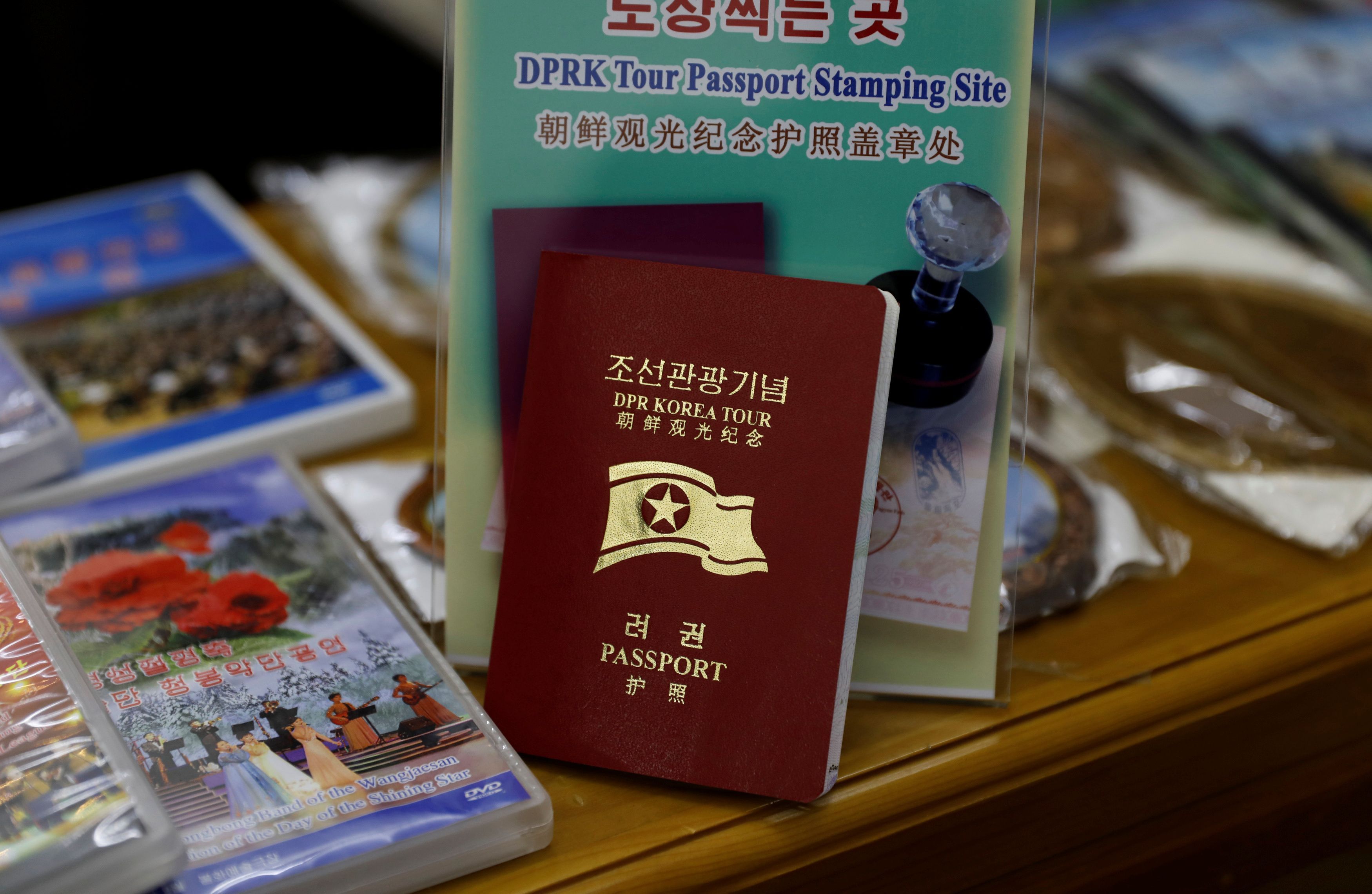 Passaporte norte-coreano em loja de souvernirs em Pyongyang