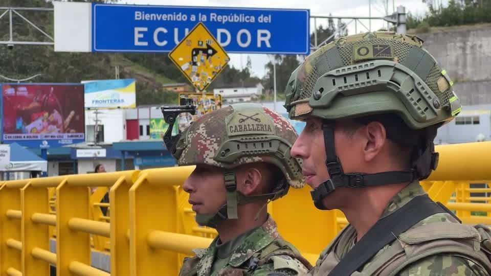 Ecuadorean soldiers patrol Colombian border after spike in violence