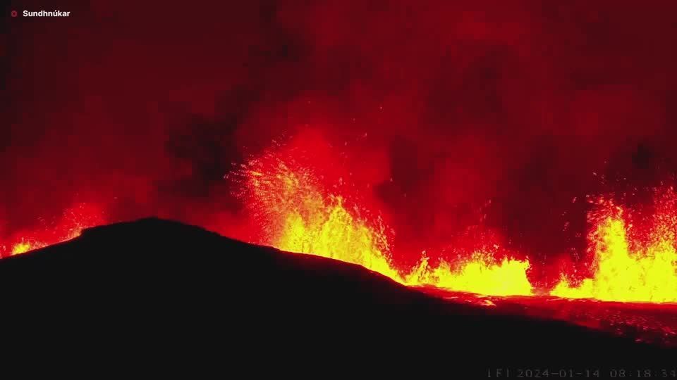 Vulcão entra em erupção e expele lava no sudoeste da Islândia
